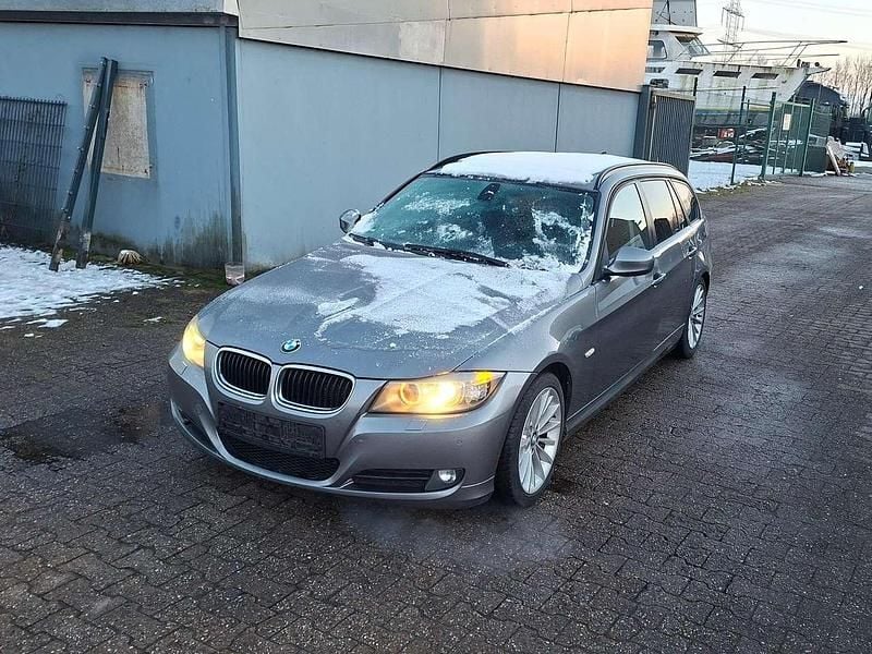 Grau Gebraucht 2011 BMW 320 Kombi | 2.990 € (Superpreis) - Bild 1/4