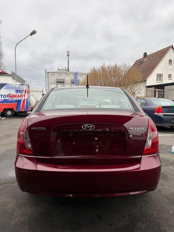 Gebraucht Hyundai Accent 75 PS (55 kW) 2009 Rot Limousine