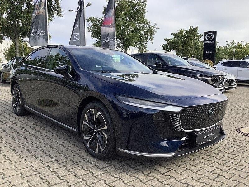Deep crystal blue Neu 2025 Mazda 6e Takumi-Line Limousine | 42.970 € (Guter Preis) - Bild 1/4