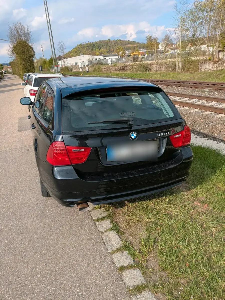 Gebraucht BMW 318 143 PS (105 kW) 2010 Schwarz Kombi