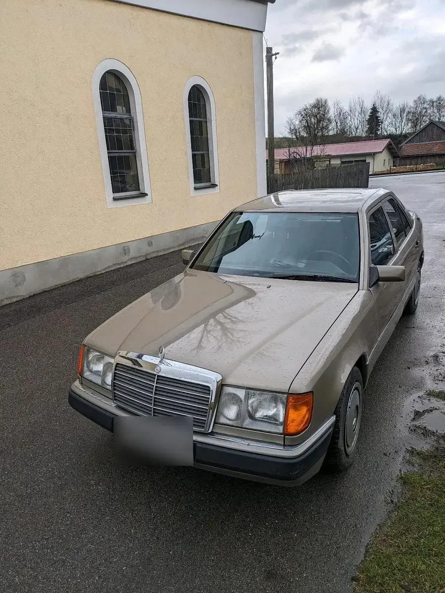 Gebraucht Mercedes 250 93 PS (68 kW) 1993 Gold Limousine