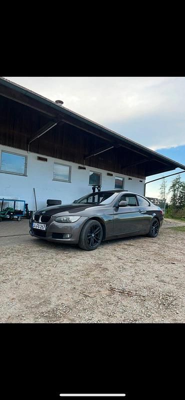 Grau Gebraucht 2010 BMW 320 Coupé | 9.900 € (Teuer) - Bild 1/4