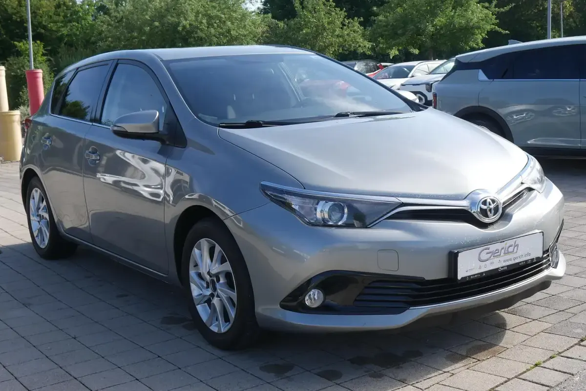 Gebraucht Toyota Auris 116 PS (85 kW) 2016 New medium silver/ grey Limousine