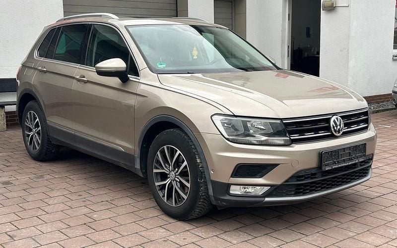 Gold Gebraucht 2017 VW Tiguan Highline SUV | 17.900 € - Bild 1/4