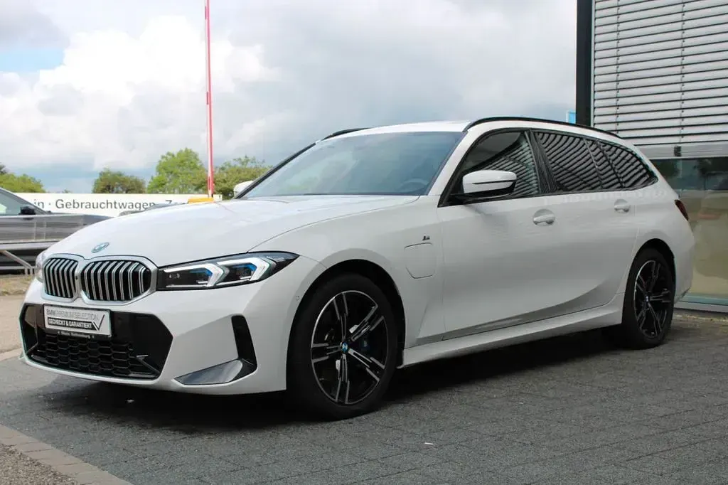 Gebraucht BMW 330e M Sport 292 PS (214 kW) 2025 Weiß Limousine