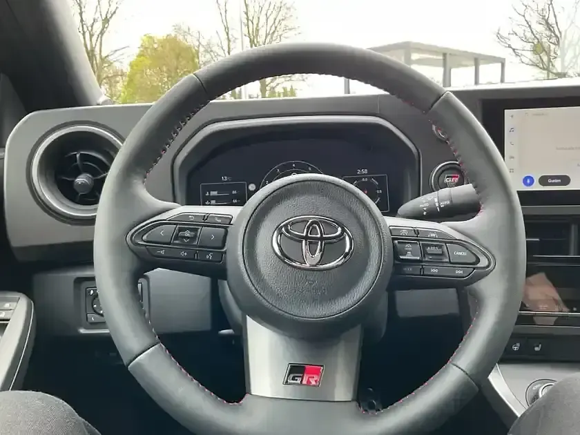 Neu Toyota Yaris 280 PS (205 kW) 2026 Silber Kleinwagen