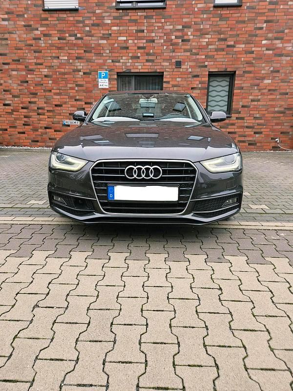 Grau Gebraucht 2013 Audi A4 S-Line Limousine | 13.650 € (Teuer) - Bild 1/4