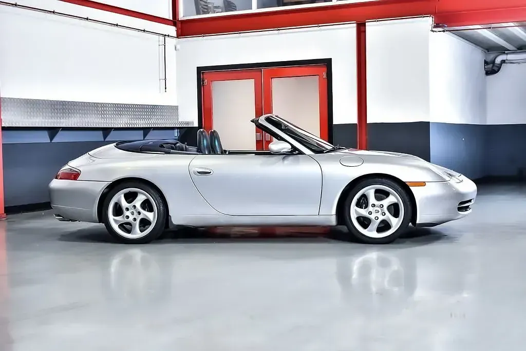 Gebraucht Porsche 996 300 PS (220 kW) 2000 Silber Cabrio