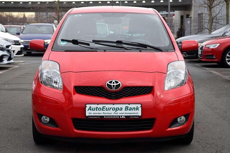 Gebraucht Toyota Yaris Edition 99 PS (72 kW) 2011 Rot Kleinwagen
