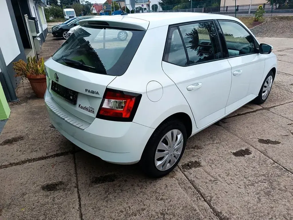 Gebraucht Skoda Fabia Ambition 60 PS (44 kW) 2015 Weiß Limousine