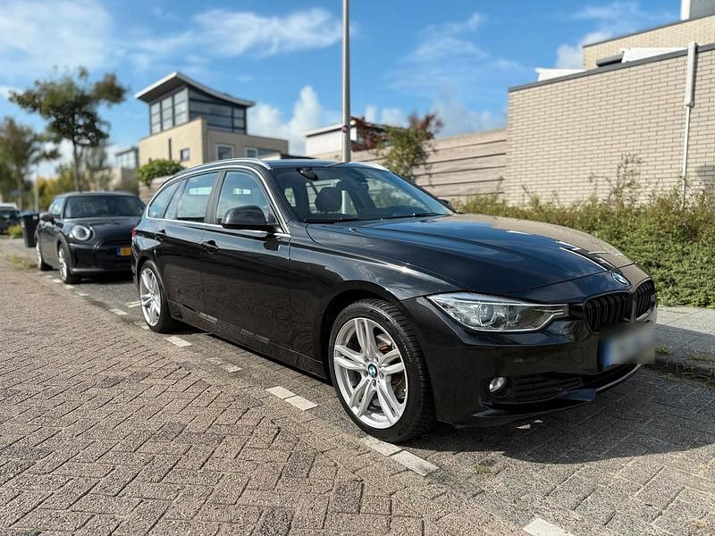 Schwarz Gebraucht 2015 BMW 316 Kombi | 7.500 € - Bild 1/4