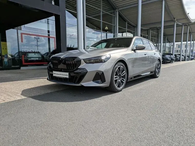 Gebraucht BMW 520 M Sport 197 PS (144 kW) 2025 Grau Limousine
