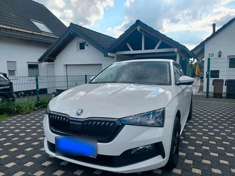 Weiß Gebraucht 2022 Skoda Scala Cool Plus Kleinwagen | 15.800 € (Guter Preis) - Bild 1/4