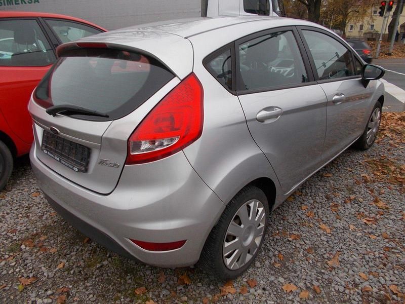 Gebraucht Ford Fiesta Trend 82 PS (60 kW) 2012 Silber Kleinwagen