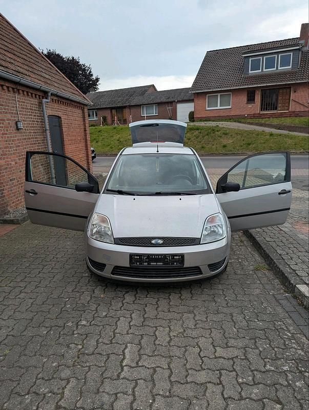 Silber Gebraucht 2005 Ford Fiesta Kombi | 600 € (Fairer Preis) - Bild 1/4