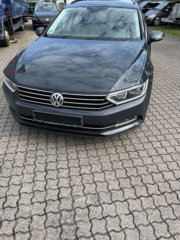 Grau Gebraucht 2016 VW Passat Kombi | 11.900 € (Guter Preis) - Bild 1/4