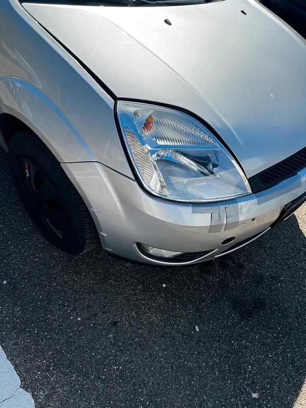 Usata Ford Fiesta 80 CV (58 kW) 2003 Grigio Utilitaria