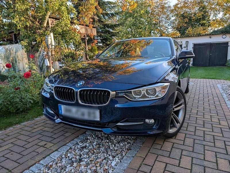 Blau Gebraucht 2014 BMW 320 Sport Line Limousine | 13.500 € (Guter Preis) - Bild 1/4