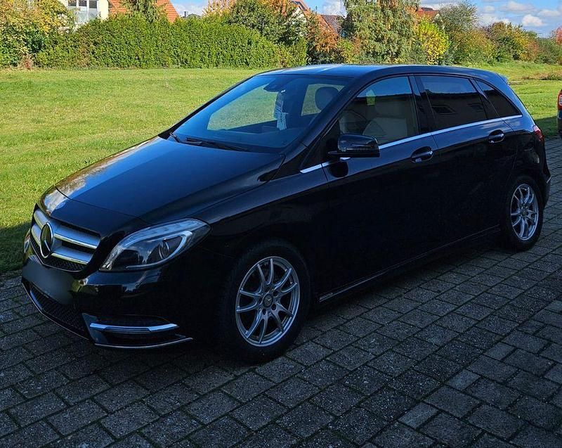 Schwarz Gebraucht 2013 Mercedes B200 AMG line Van / Kleinbus | 11.300 € (Fairer Preis) - Bild 1/4