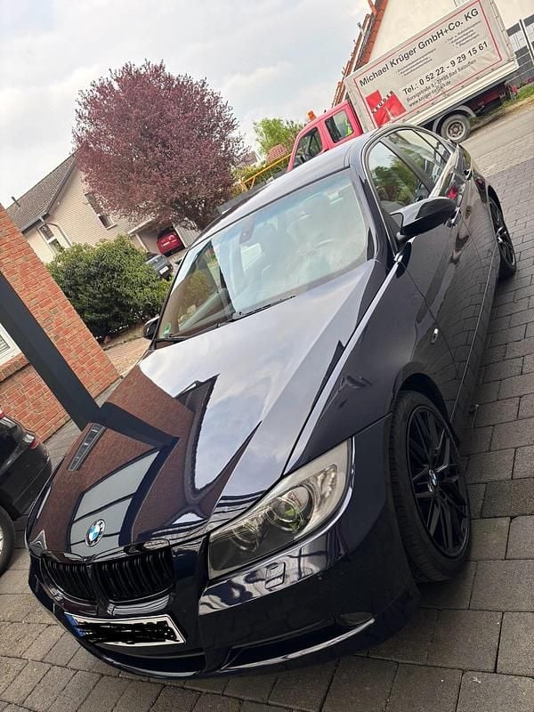 Blau Gebraucht 2006 BMW 325 Limousine | 7.899 € - Bild 1/4