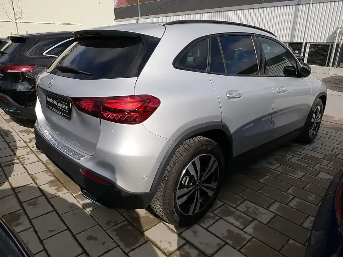 Gebraucht Mercedes GLA200 Progressive 163 PS (119 kW) 2024 Iridiumsilber SUV