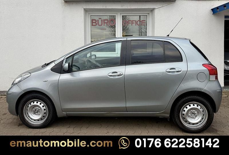 Gebraucht Toyota Yaris Sol 101 PS (74 kW) 2009 Silber Kleinwagen