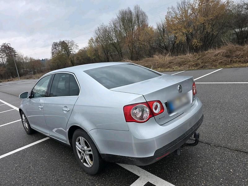 Second-hand VW Jetta 150 CP (110 kW) 2006 Argintiu Berlinǎ