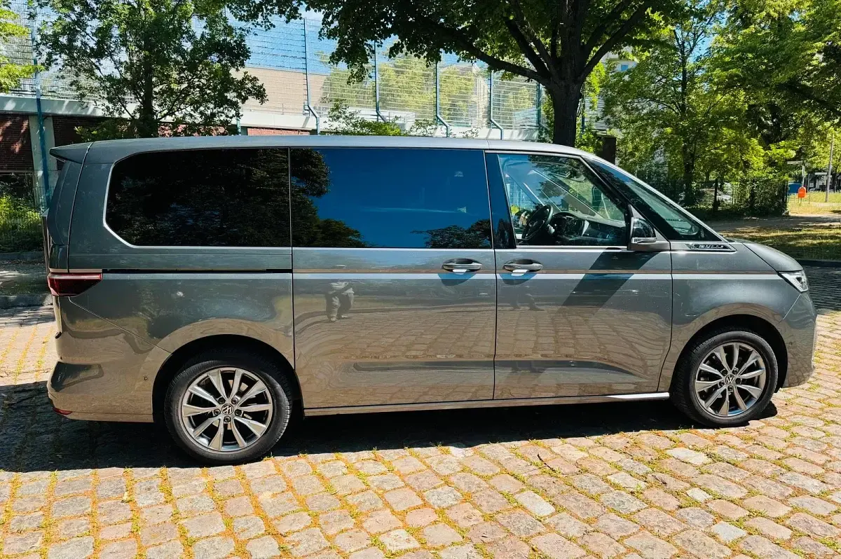 Gebraucht VW Multivan Life 150 PS (110 kW) 2023 Grau Van / Kleinbus