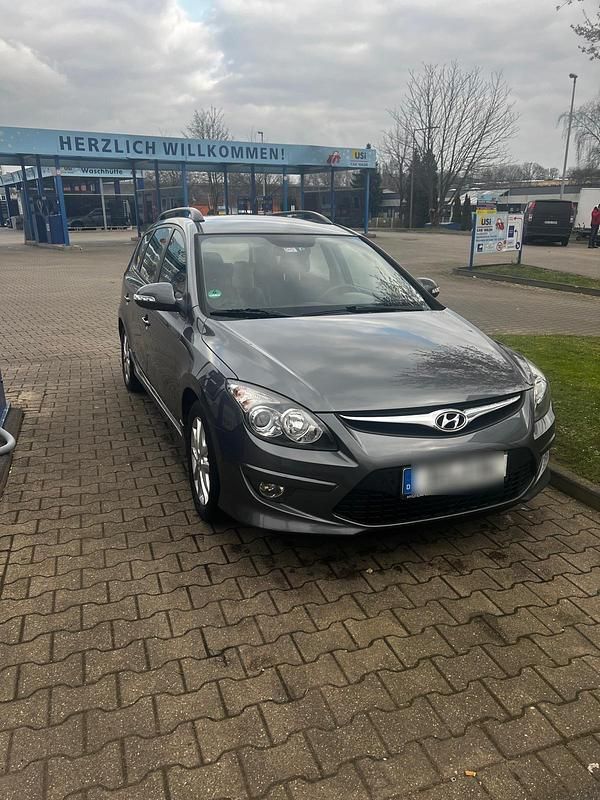 Grau Gebraucht 2011 Hyundai i30 Kombi | 3.000 € (Guter Preis) - Bild 1/4