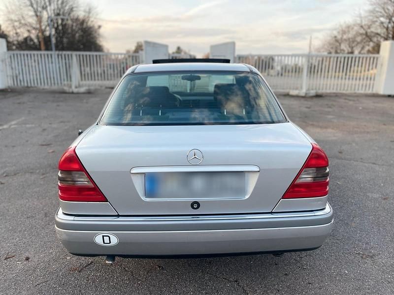Gebraucht Mercedes C180 122 PS (89 kW) 1997 Silber Limousine