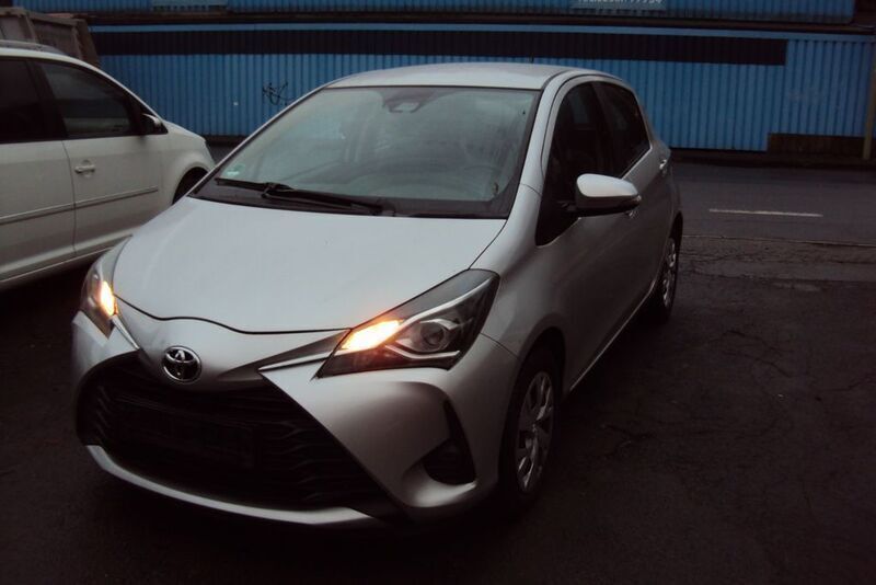 Silber Gebraucht 2018 Toyota Yaris Comfort Limousine | 9.200 € (Guter Preis) - Bild 1/4