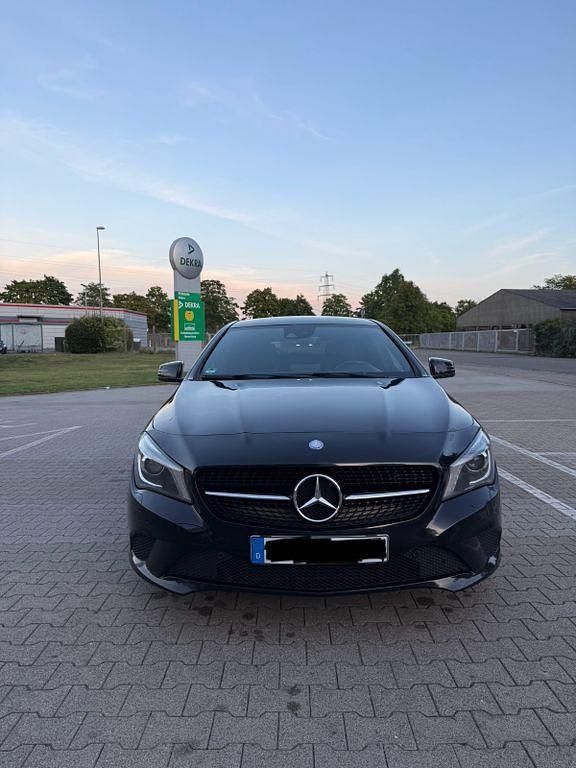 Schwarz Gebraucht 2015 Mercedes CLA220 Shooting Brake Kombi | 15.500 € (Fairer Preis) - Bild 1/4
