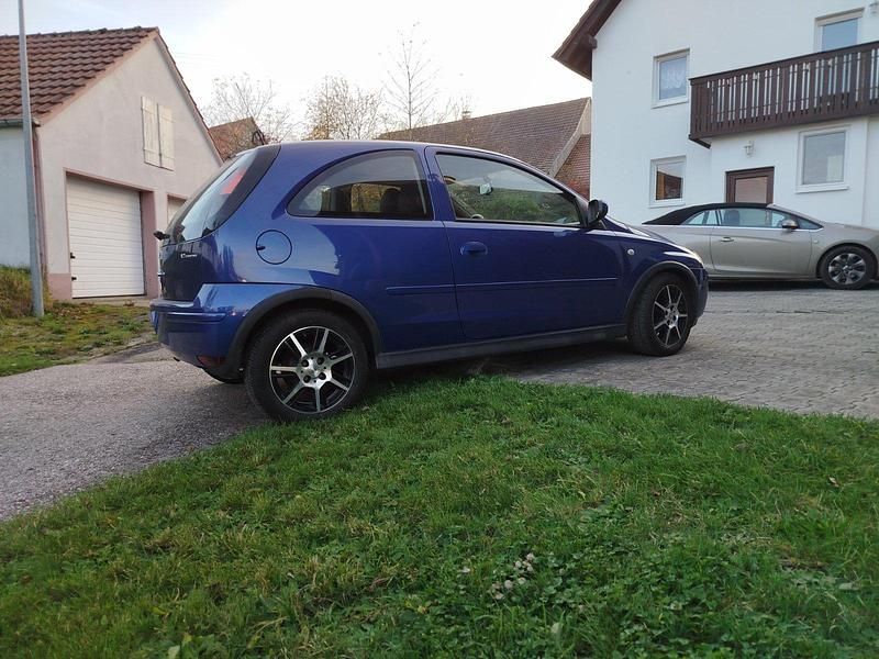 Blau Gebraucht 2005 Opel Corsa Kleinwagen | 2.450 € (Teuer) - Bild 1/4