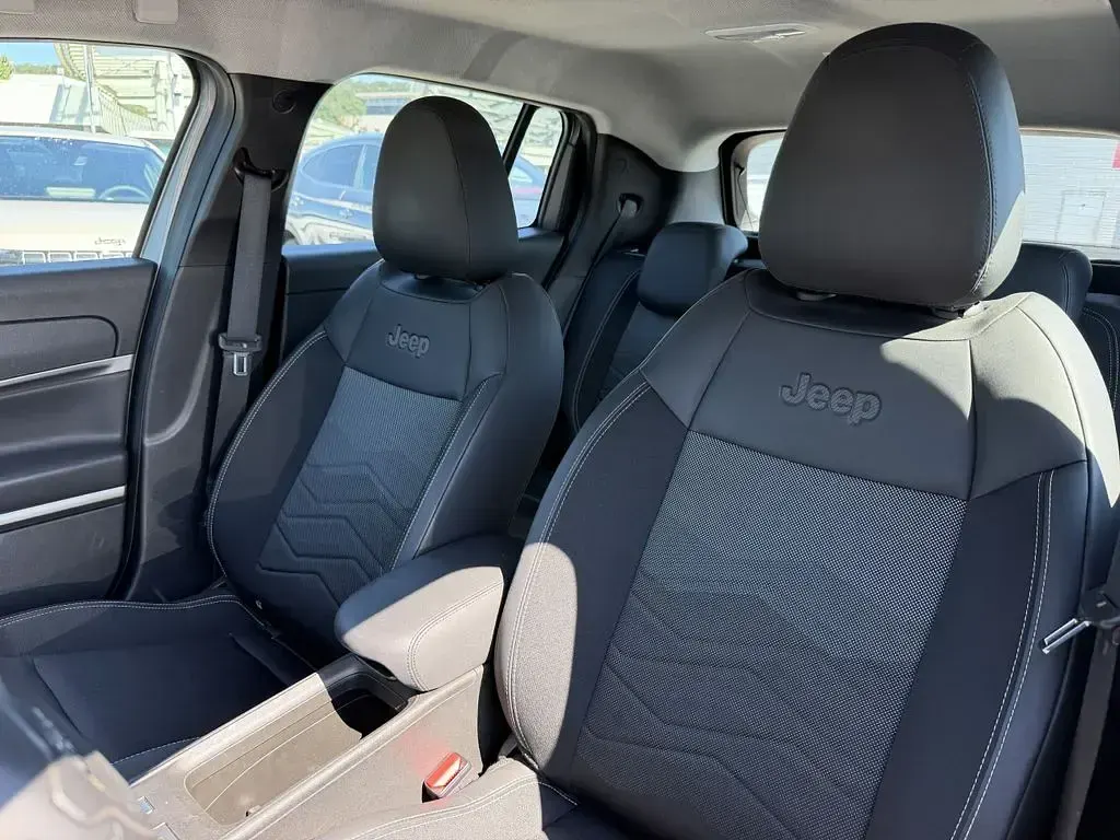 Gebraucht Jeep Avenger EV Altitude 114 kW (156 PS) 2025 Grau metallicgrau (metallic) SUV
