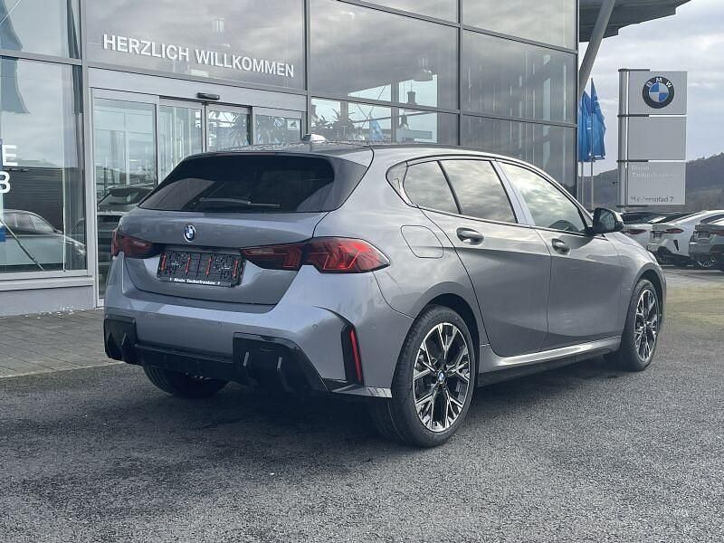 Neu BMW 120 Performance 156 PS (114 kW) 2026 Skyscraper grau metallic Kleinwagen