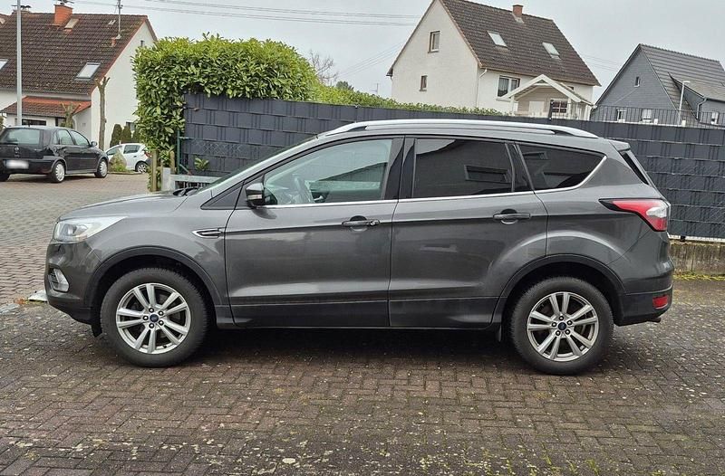 Gebraucht Ford Kuga Cool & Connect 150 PS (110 kW) 2019 Grau SUV