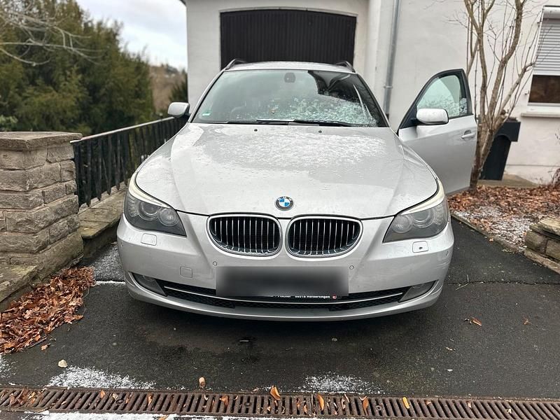Gebraucht BMW 530 235 PS (172 kW) 2009 Silber Kombi