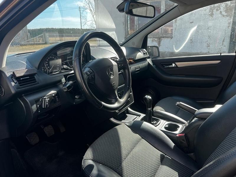 Gebraucht Mercedes A180 109 PS (80 kW) 2011 Gold Limousine