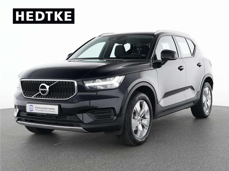 Black solid (stone) / solid Gebraucht 2022 Volvo XC40 Momentum SUV | 26.990 € (Superpreis) - Bild 1/3