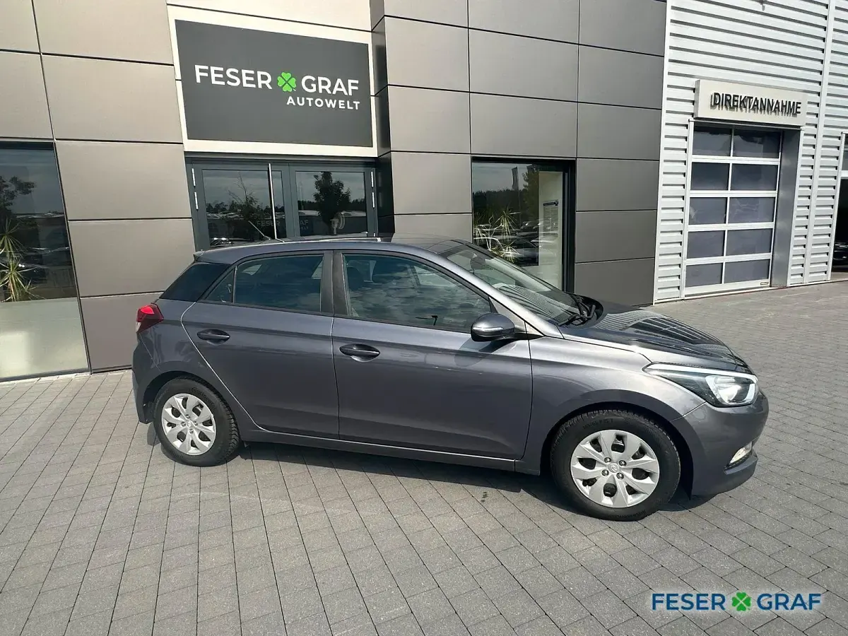 Gebraucht Hyundai i20 Trend 84 PS (61 kW) 2017 Grau Kleinwagen