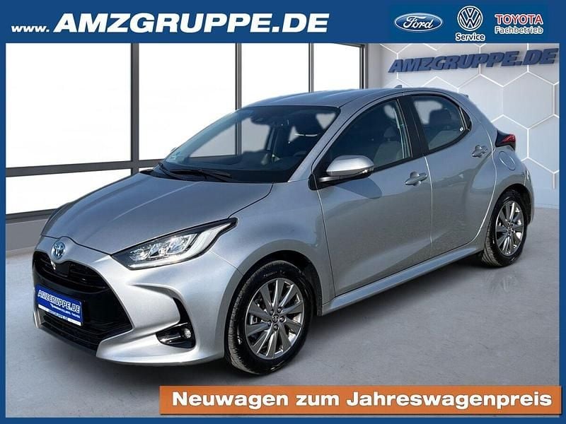 Shimmering silber me Gebraucht 2024 Toyota Yaris Hybrid Kleinwagen | 21.880 € (Fairer Preis) - Bild 1/4