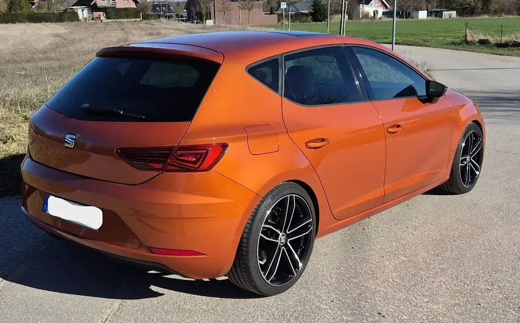Używany Seat Leon 110 KM (80 kW) 2018 Pomarańczowy Sedan/Limuzyna