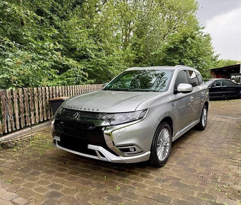 Silber Gebraucht 2019 Mitsubishi Outlander P-HEV SUV | 21.900 € (Etwas zu teuer) - Bild 1/4