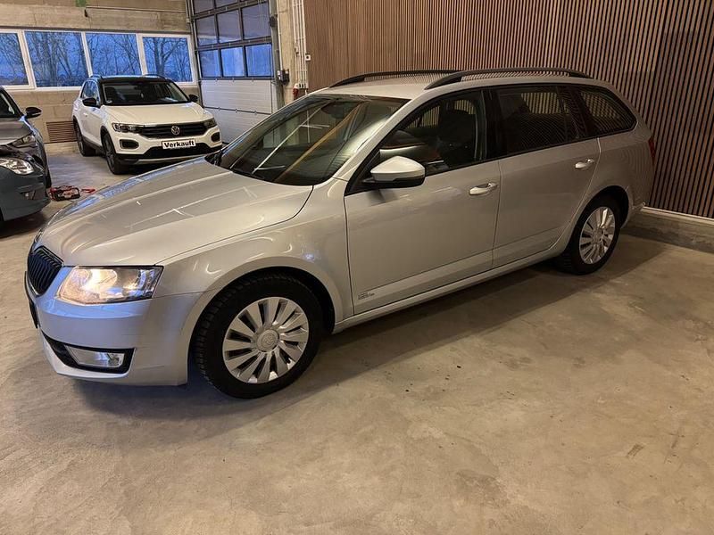 Silber Gebraucht 2013 Skoda Octavia Ambition Kombi | 3.999 € (Etwas zu teuer) - Bild 1/4