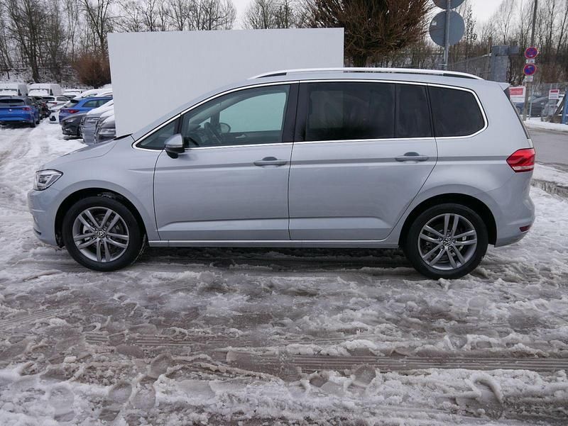 Neu VW Touran Comfortline 150 PS (110 kW) 2026 Oyster silver metallic Van / Kleinbus