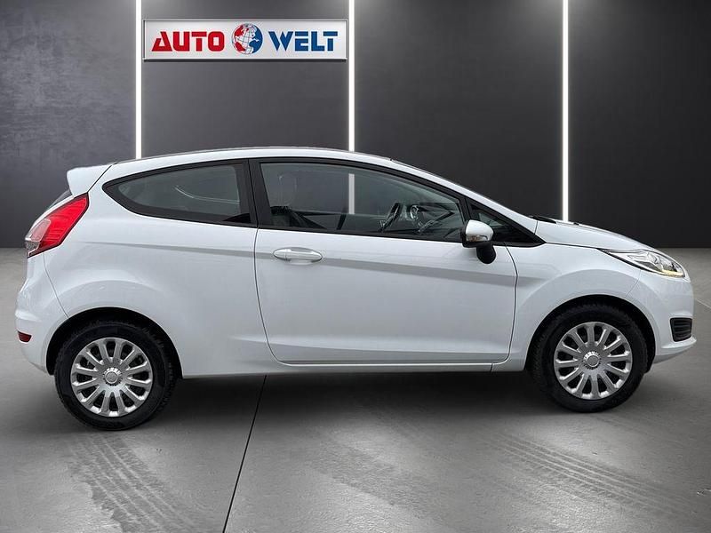 Gebraucht Ford Fiesta 60 PS (44 kW) 2016 Weiß Kleinwagen