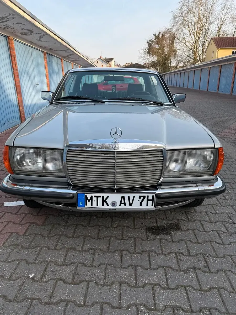Gebraucht Mercedes 230 136 PS (100 kW) 1980 Silber Coupé