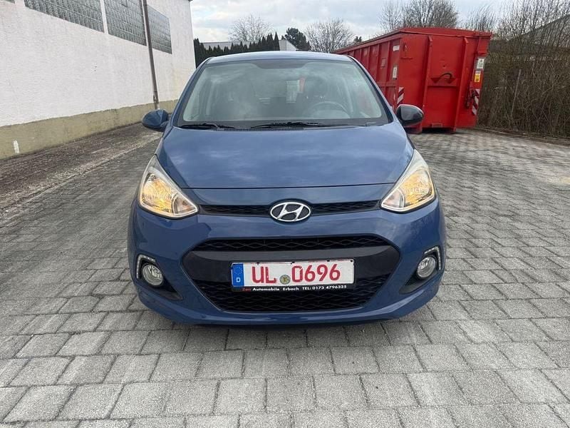 Gebraucht Hyundai i10 Edition 67 PS (49 kW) 2015 Blau Kleinwagen