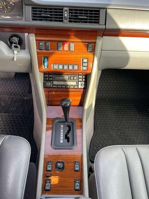 Gebraucht Mercedes E300 143 PS (105 kW) 1995 Weiß Limousine