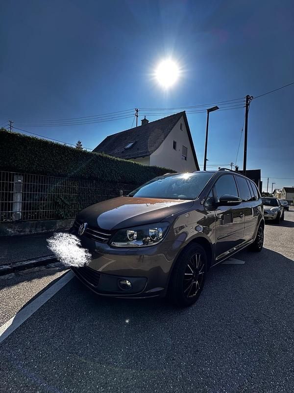Braun Gebraucht 2010 VW Touran Van / Kleinbus | 8.900 € (Fairer Preis) - Bild 1/4